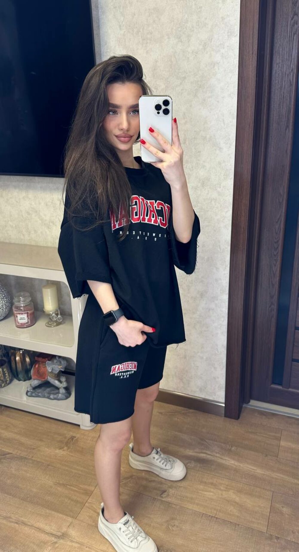 Костюм двійка складається з шортів і футболки, колір чорний