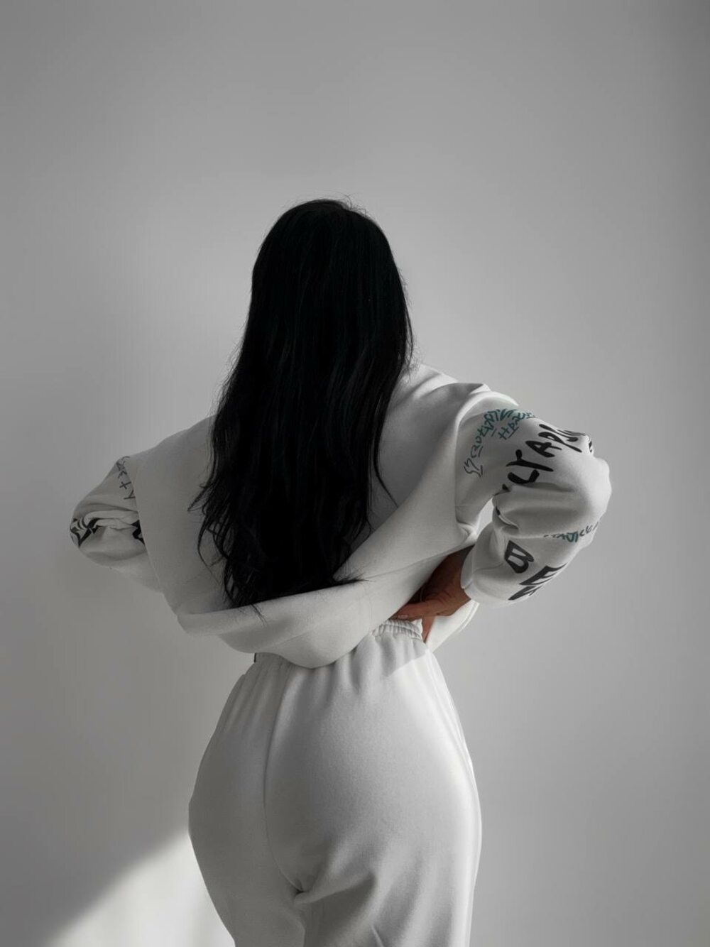 Костюм на флісі складається з світшота та джогерів, колір молочний