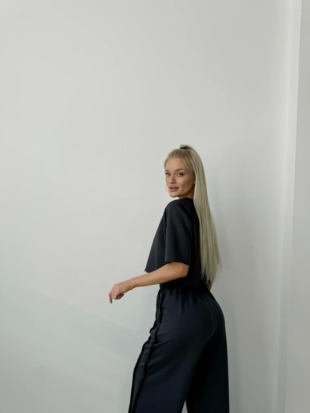 Костюм двійка складається з штанів палаццо та укороченої футболки, колір графіт