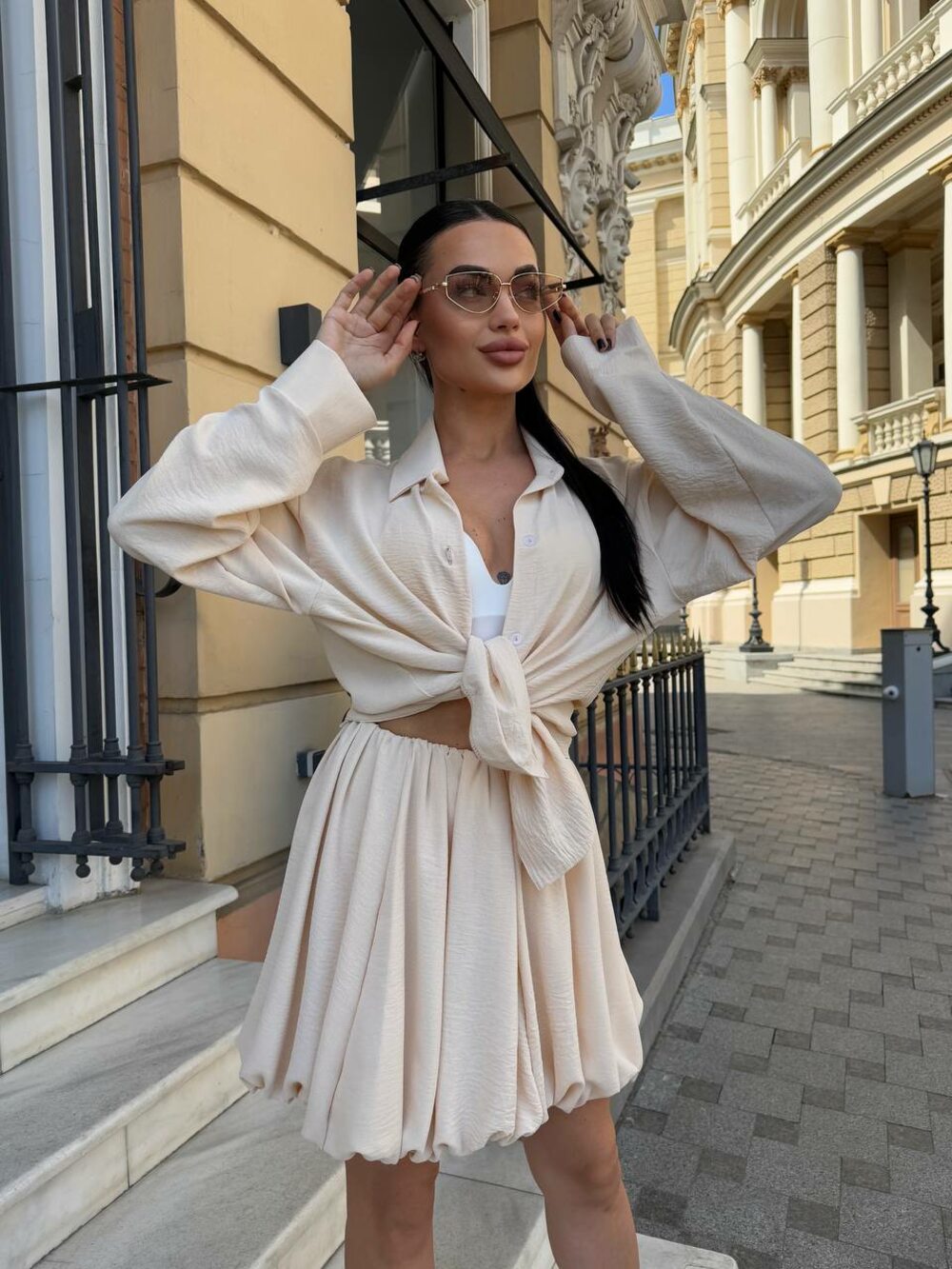 Костюм складається з сорочки та спідниці, колір бежевий