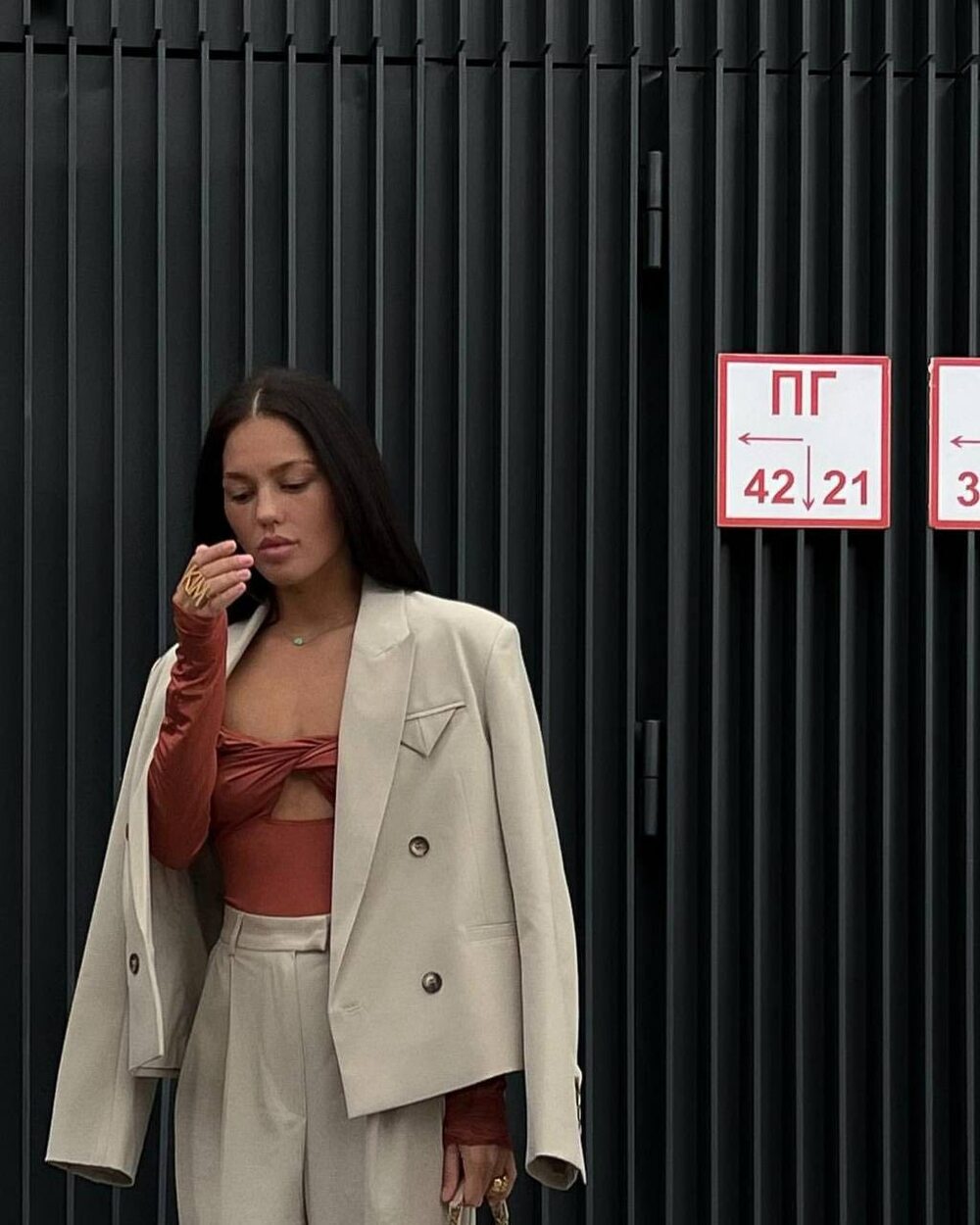 Костюм оверсайз, піджак з плічками, без підкладки, штани на високій посадці, колір бежевий