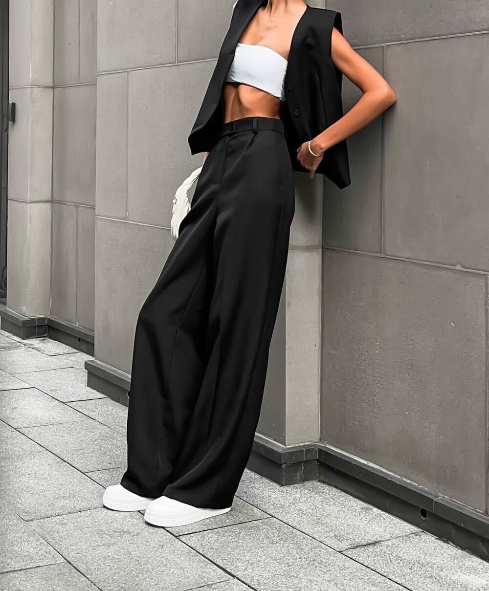 Костюм-двійка: штани палаццо + жилет. Штани з високою посадкою, клеш від стегна; жилет на ґудзиках. Колір чорний.