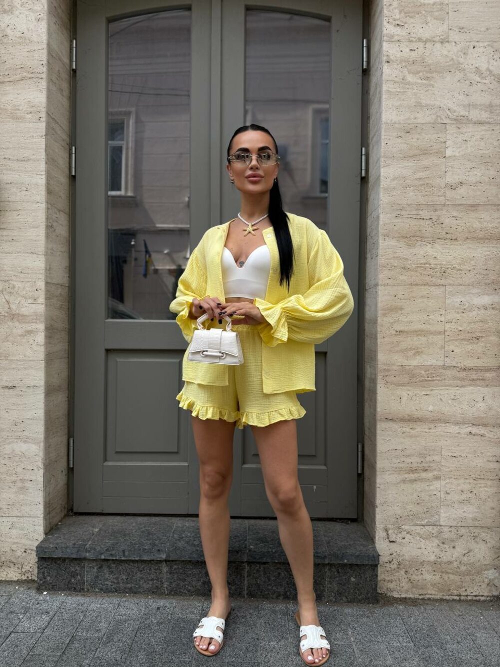 Костюм двійка складається з сорочки та шорт, колір лимонний