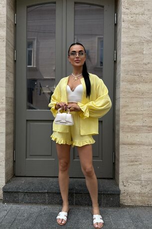 Костюм двійка складається з сорочки та шорт, колір лимонний