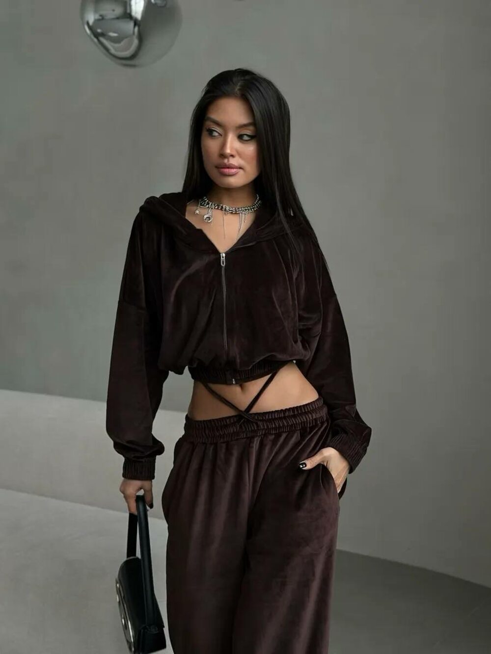 Велюровий костюм двійка складається з худі та штанів, колір шоколад