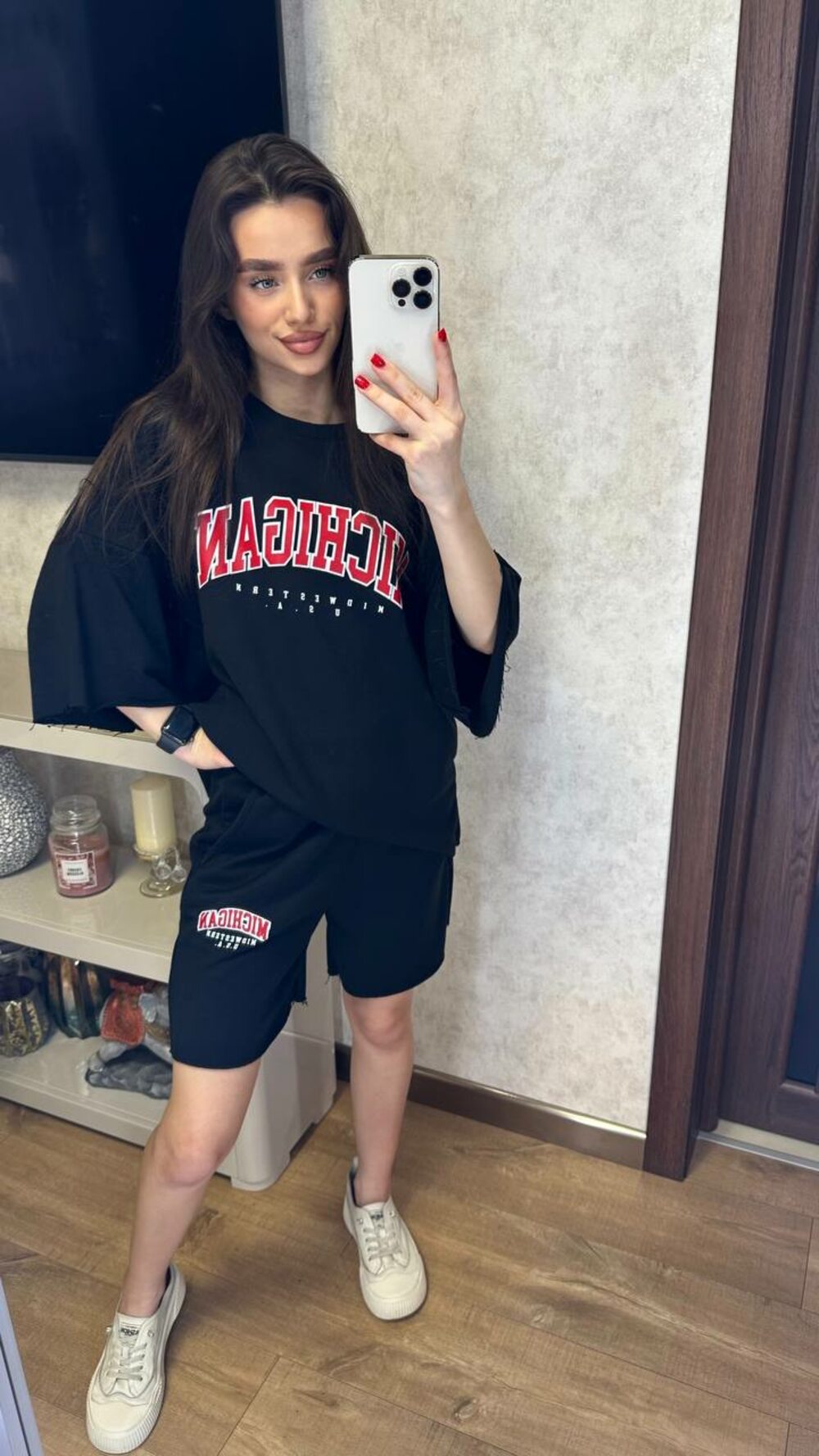 Костюм двійка складається з шортів і футболки, колір чорний