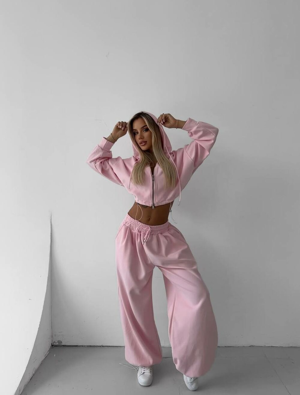 Костюм складається з укороченого худорлявого і штанів, колір барбі.