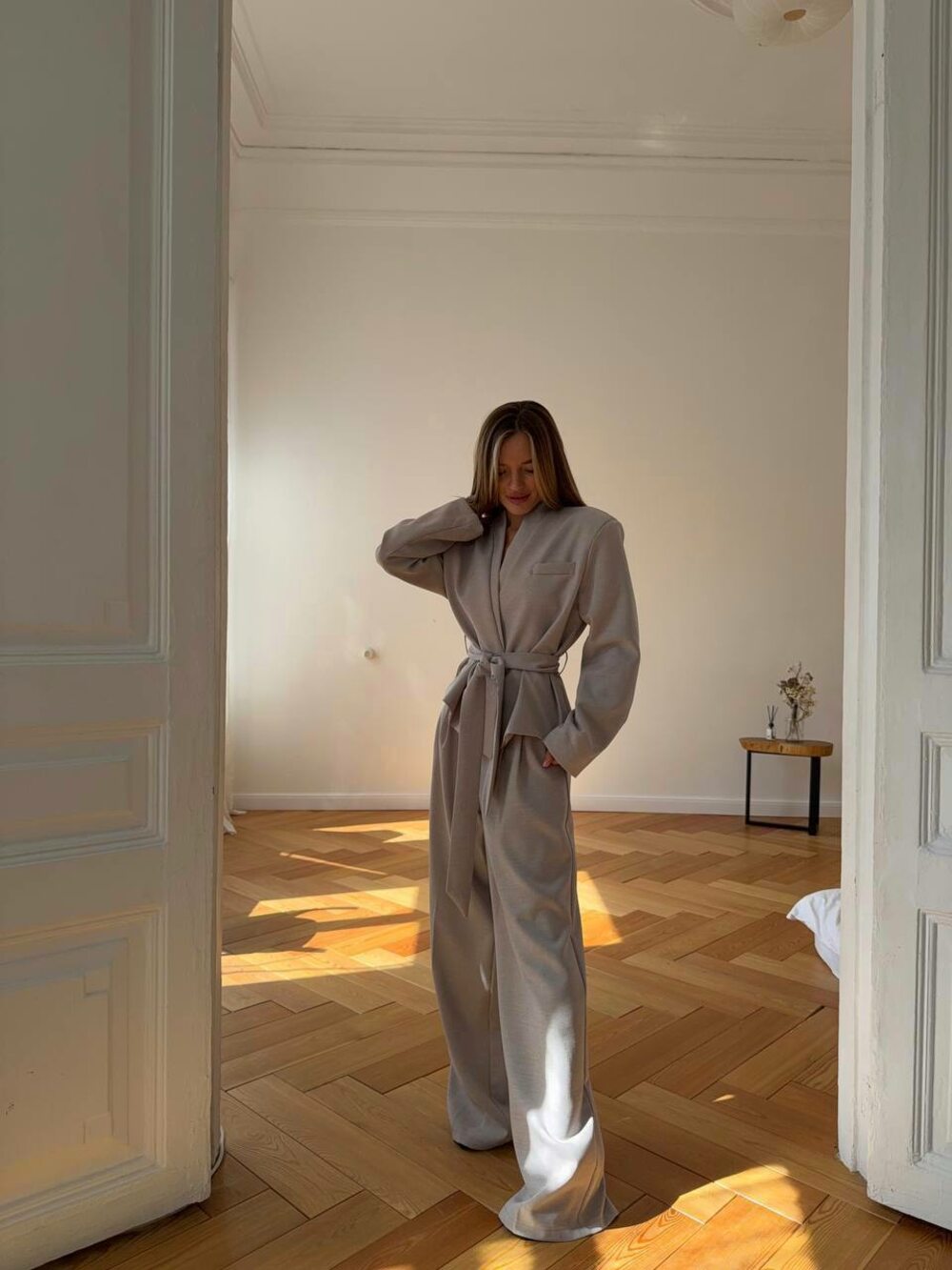 Костюм складається з піджака та штанів, колір бежевий.