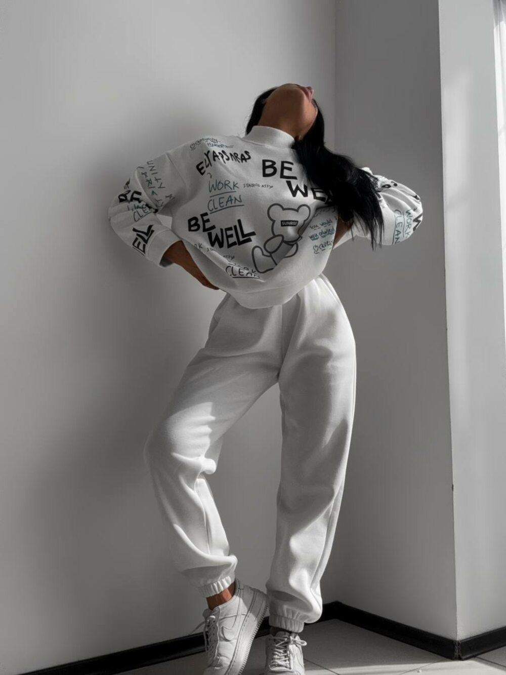 Костюм на флісі складається з світшота та джогерів, колір молочний