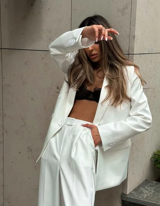 Костюм состоит из брюк палаццо и пиджака, цвет молочный