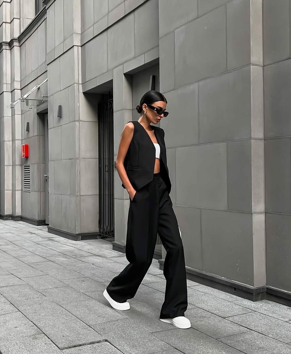 Костюм-двійка: штани палаццо + жилет. Штани з високою посадкою, клеш від стегна; жилет на ґудзиках. Колір чорний.