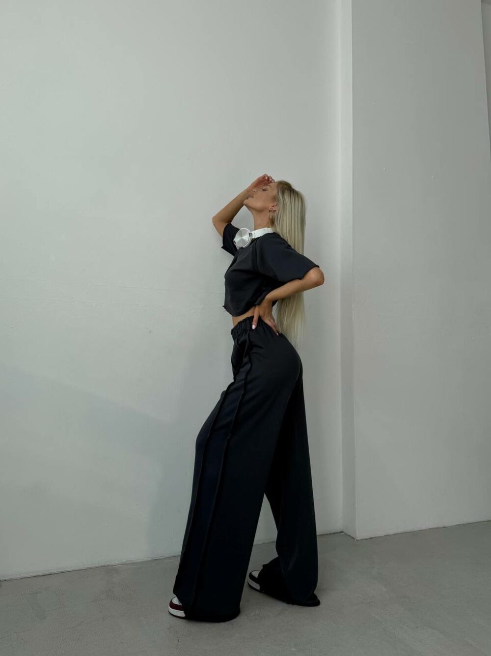 Костюм двійка складається з штанів палаццо та укороченої футболки, колір графіт