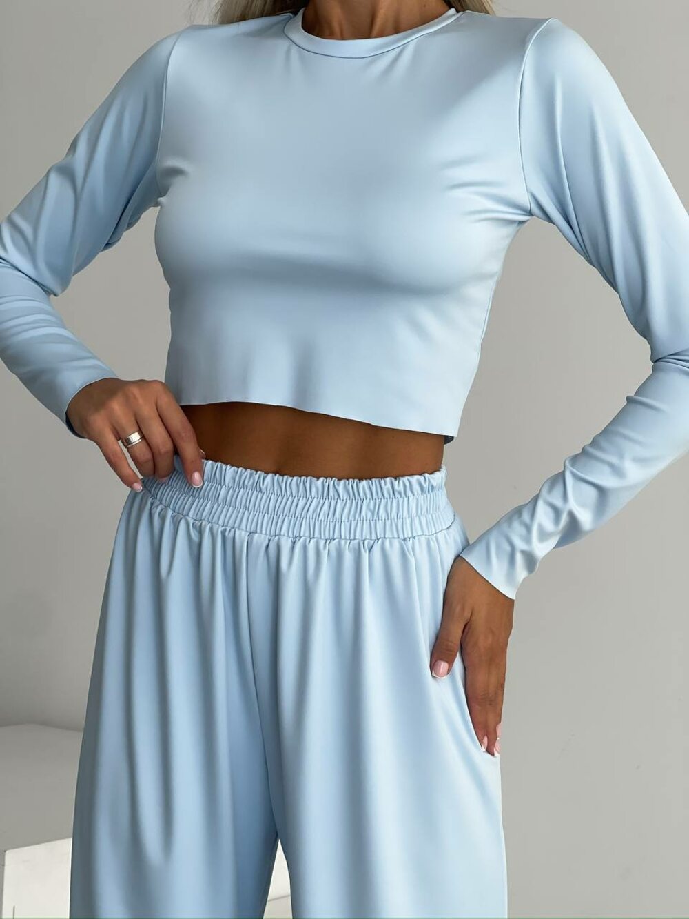 Повсякденний костюм складається з штанів та топу, колір блакитний
