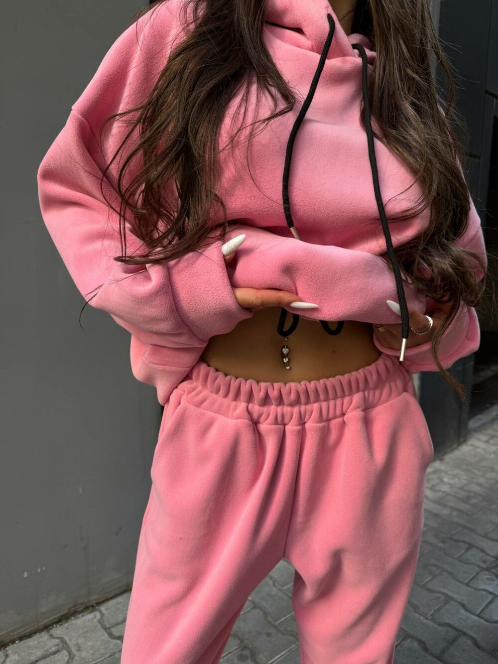 Костюм складається з худі та джогерів, колір барбі.