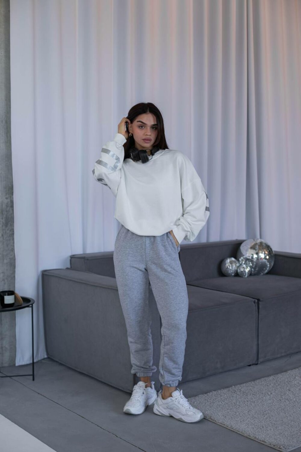 Костюм Chicago складається з джогерів та світшота.