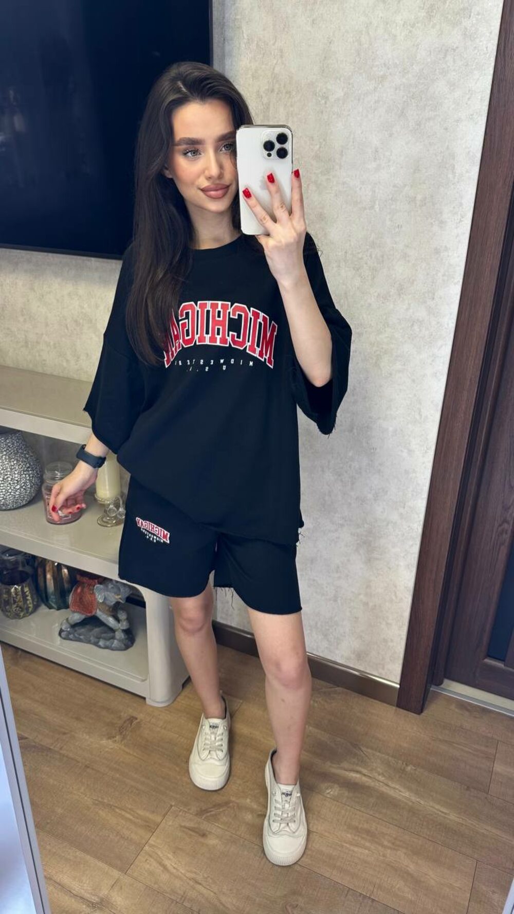 Костюм двійка складається з шортів і футболки, колір чорний