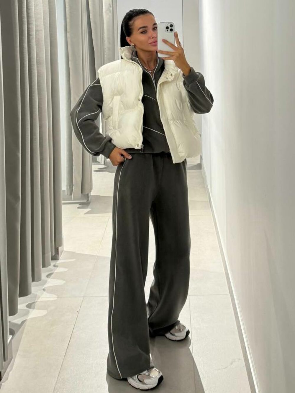 Костюм на флісі складається з кофти та штанів вільного крою, колір графіт.