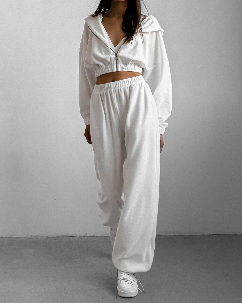 Велюровий костюм трійка в який входить укорочений худі з капюшоном, бра і штани вільного крою на високій посадці, колір молочний