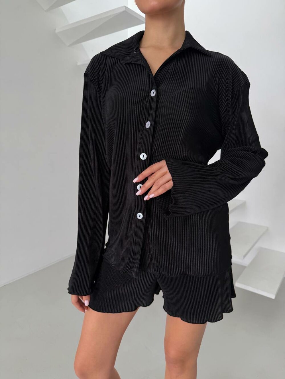 Костюм двійка складається з сорочки та шорт, колір чорний