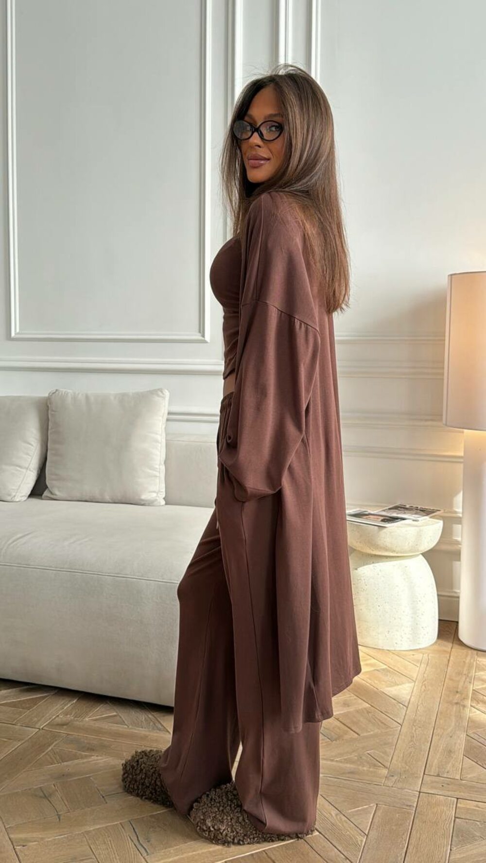 Костюм тройка состоит из брюк, кардигана и топа, цвет коричневый