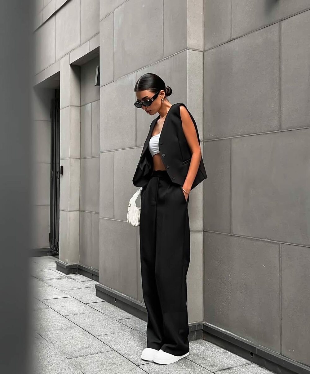 Костюм-двійка: штани палаццо + жилет. Штани з високою посадкою, клеш від стегна; жилет на ґудзиках. Колір чорний.