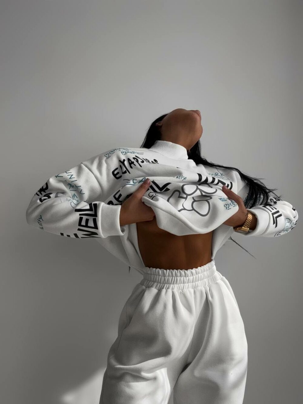 Костюм на флісі складається з світшота та джогерів, колір молочний