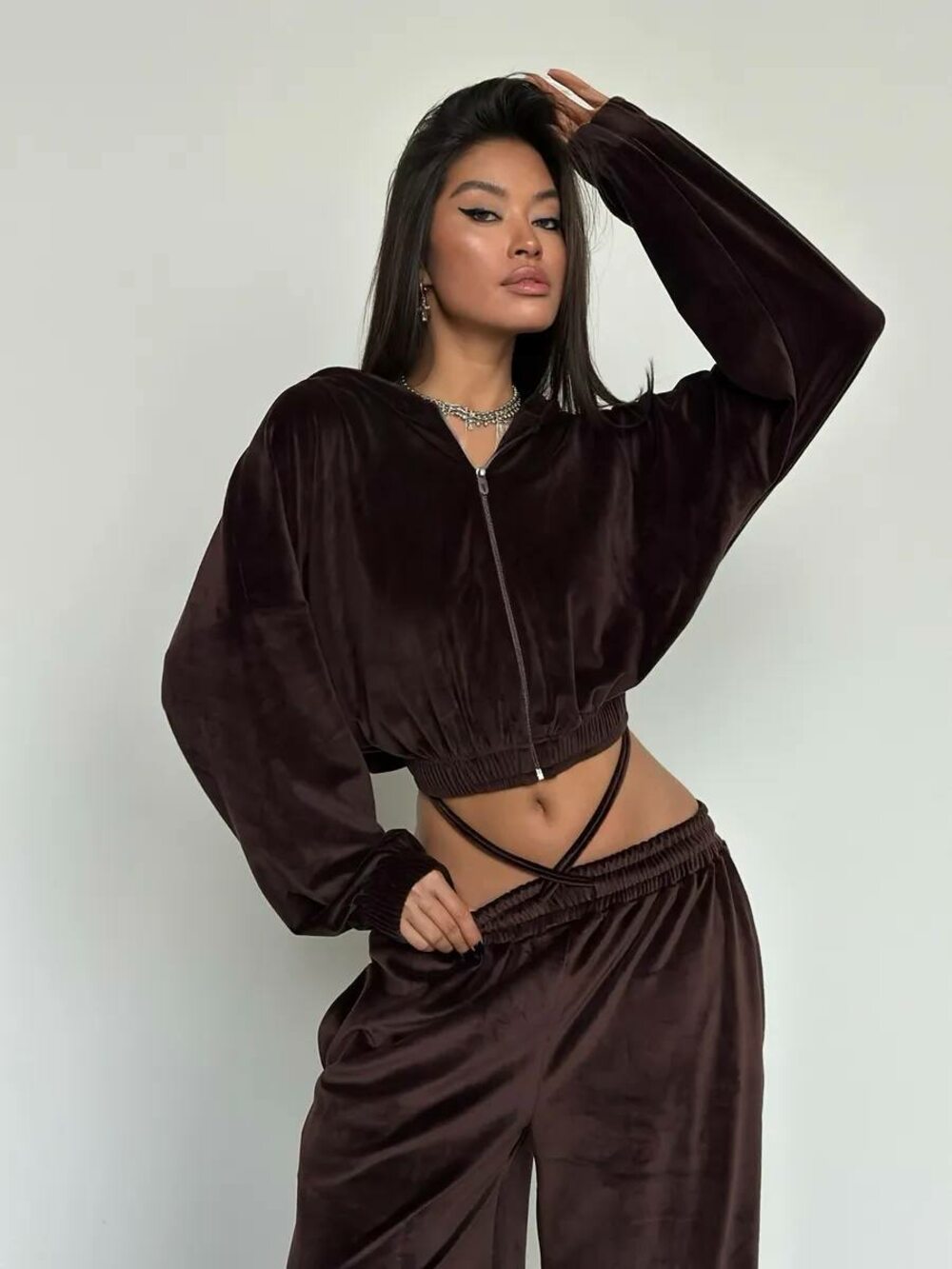 Велюровий костюм двійка складається з худі та штанів, колір шоколад