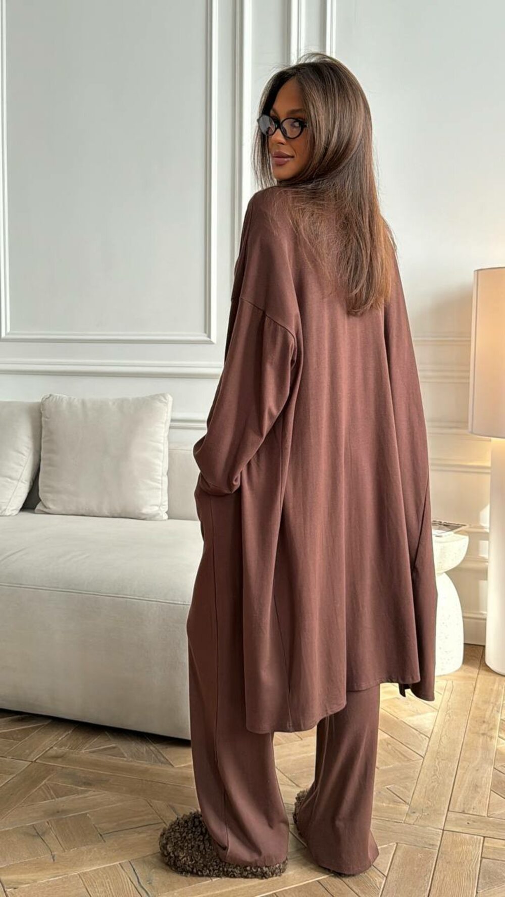 Костюм тройка состоит из брюк, кардигана и топа, цвет коричневый