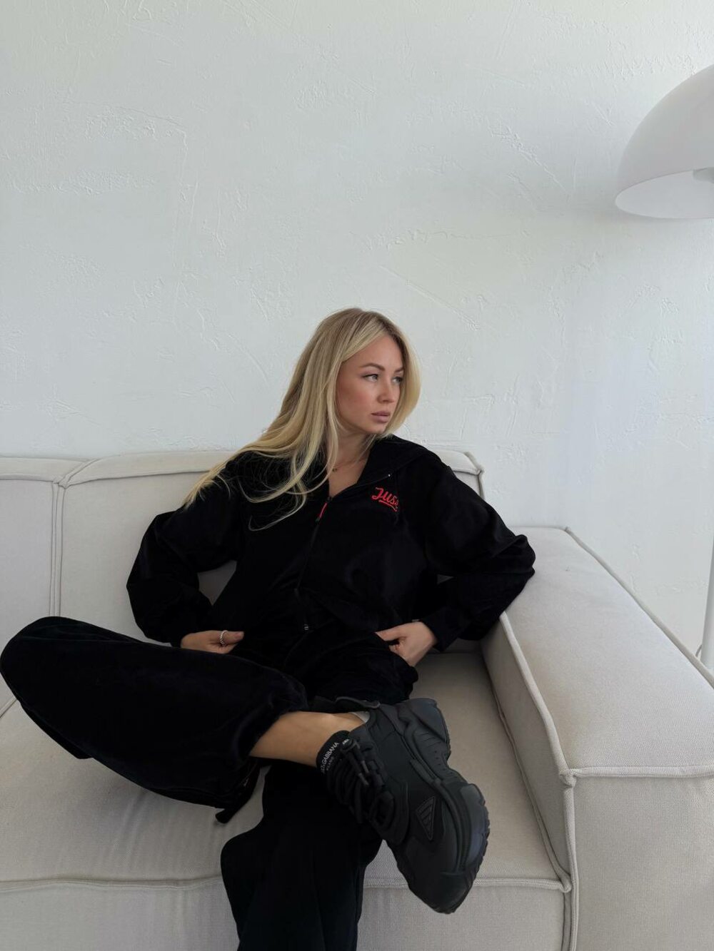 Велюровий клстюм з вишивкою, колір рожевий