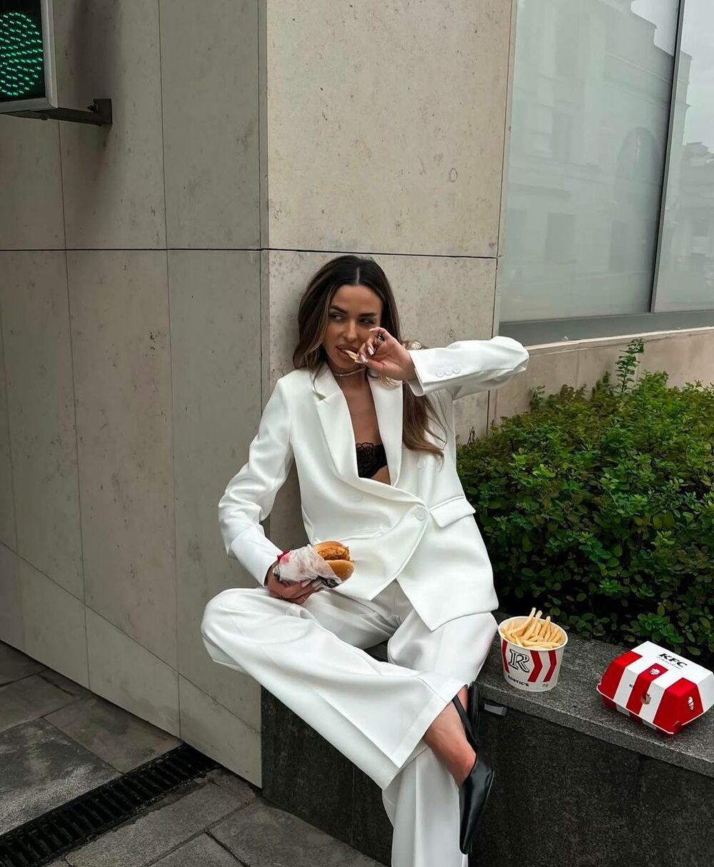 Костюм состоит из брюк палаццо и пиджака, цвет молочный