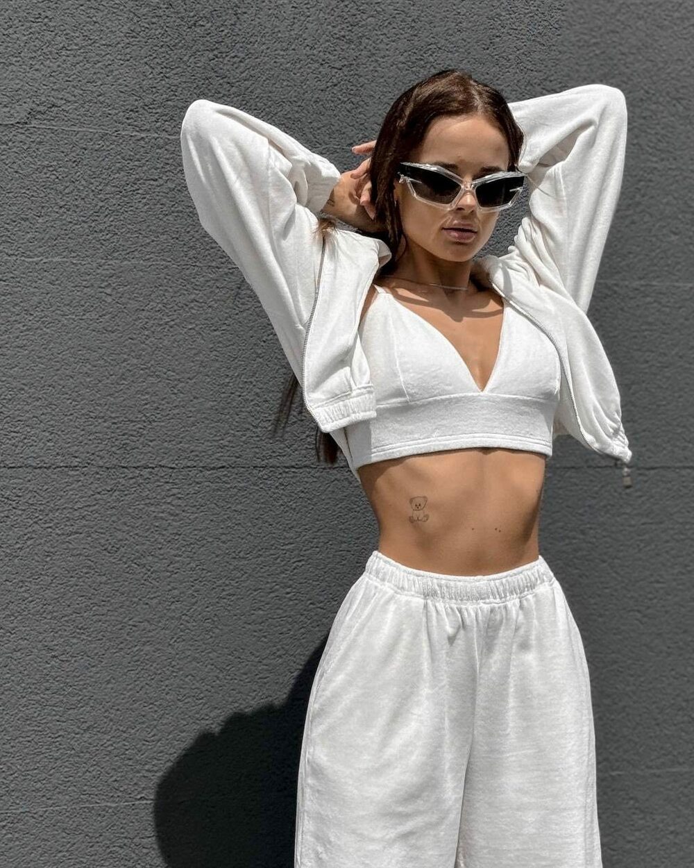 Велюровий костюм трійка в який входить укорочений худі з капюшоном, бра і штани вільного крою на високій посадці, колір молочний