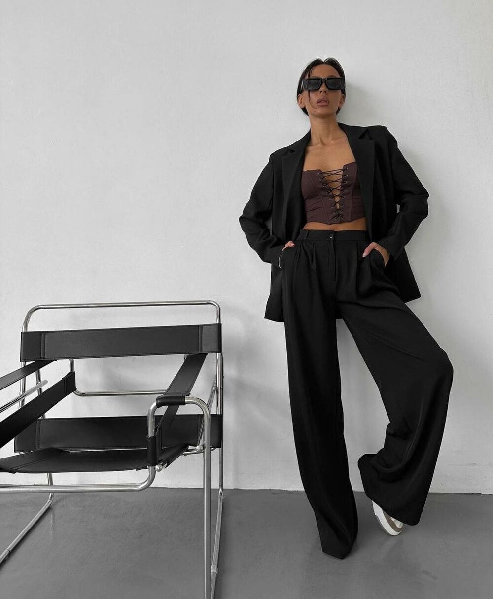 Костюм складається з штанів палаццо та піджака, колір чорний