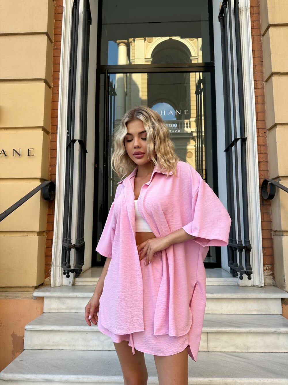Костюм двійка складається з сорочки та шорт, колір рожевий