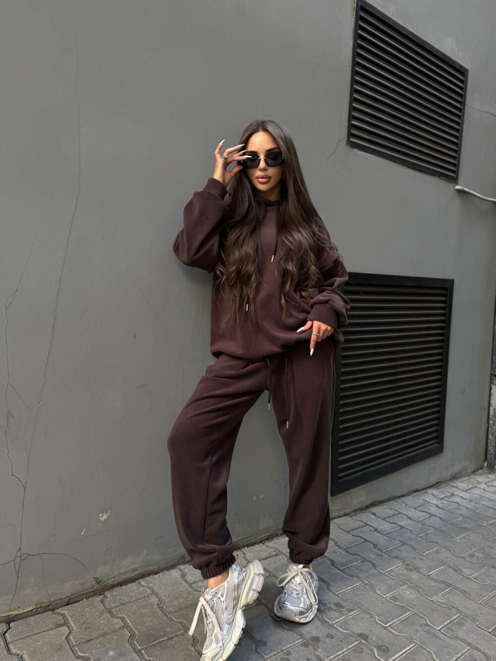 Костюм складається з худі та джогерів, колір шоколад