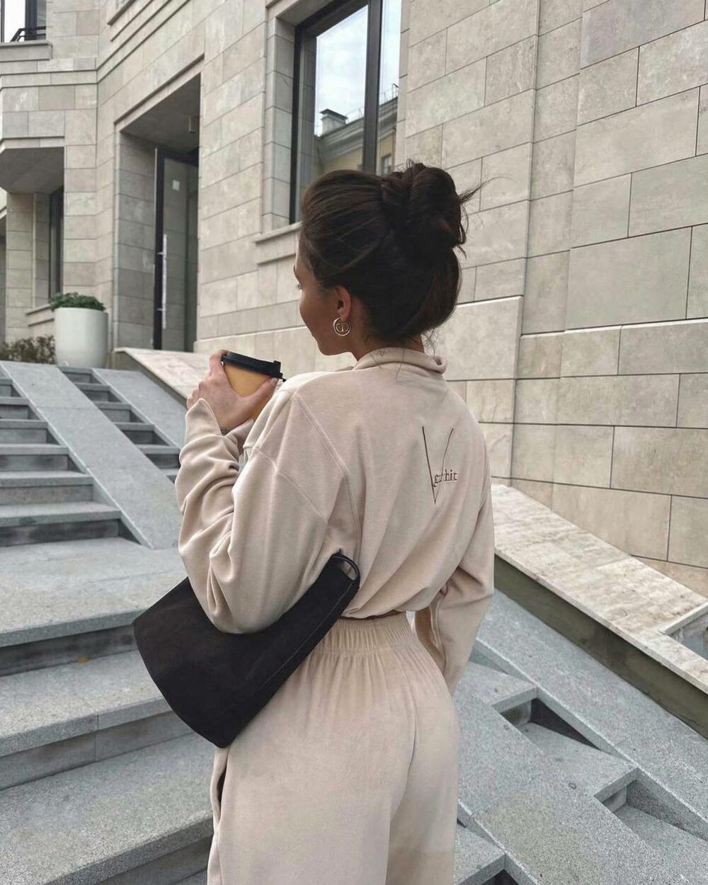 Спортивный костюм велюровый с вышивкой цвет бежевый