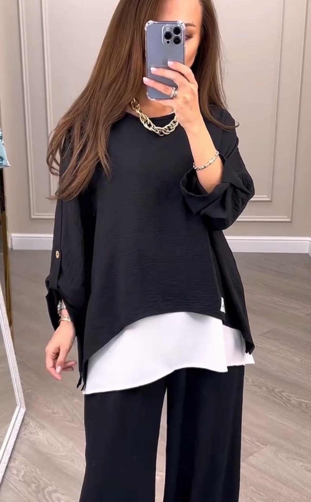 Костюм трійка складається з штанів, туніки та подовженої майки, колір чорний