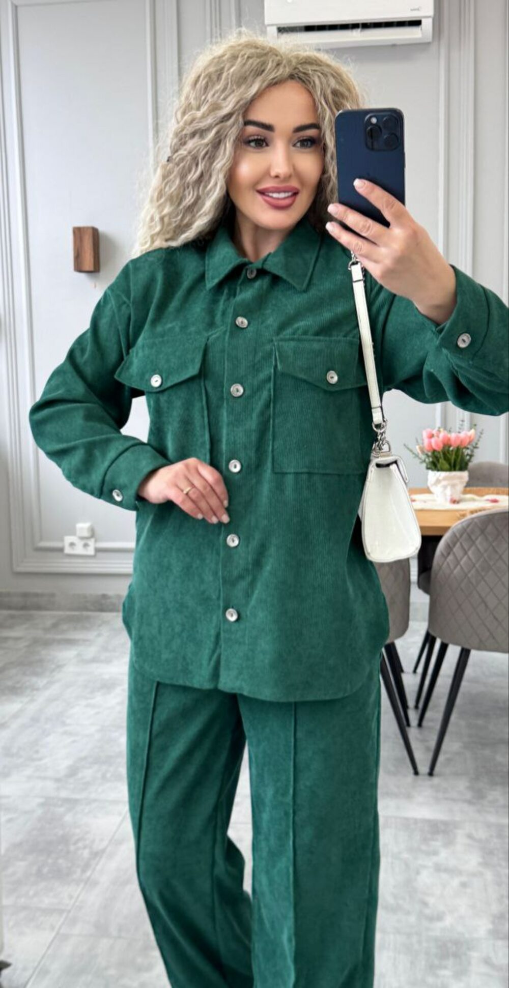 Костюм двійка складається з штанів та сорочки, колір зелений