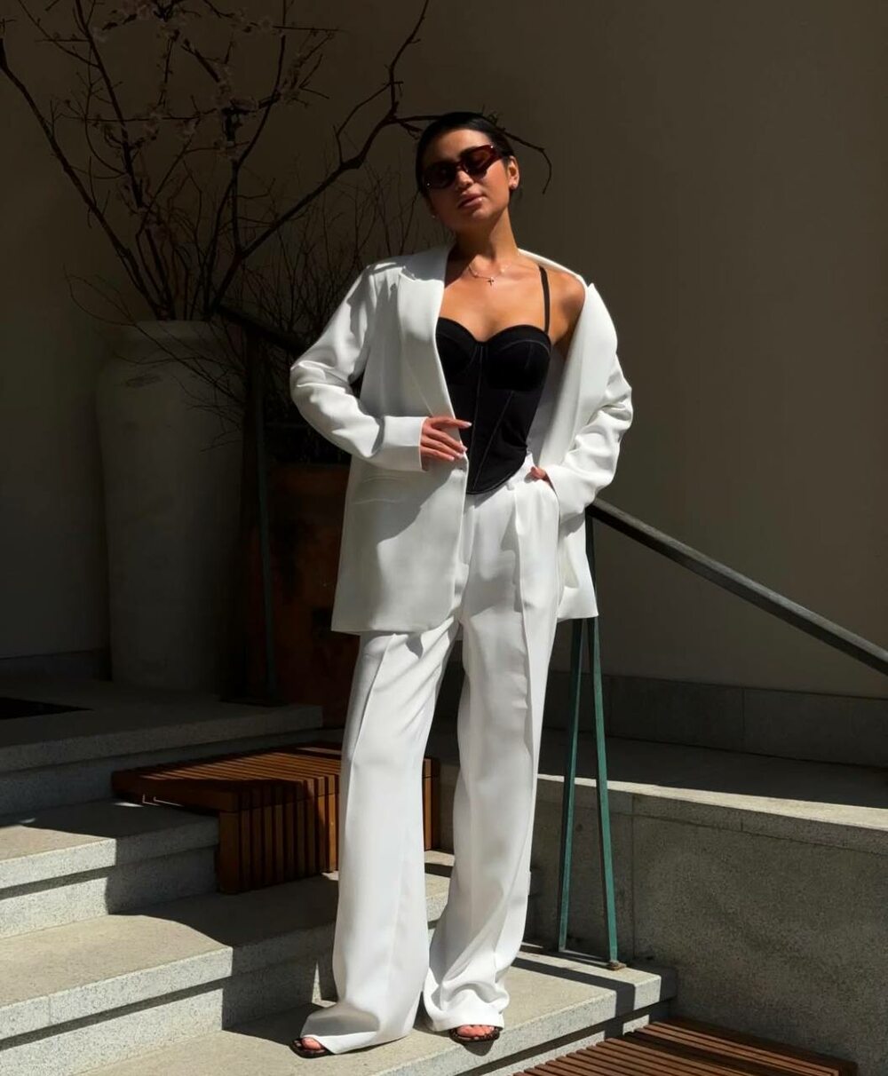 Костюм двійка складається з брюе палаццо та піджака, колір молочний