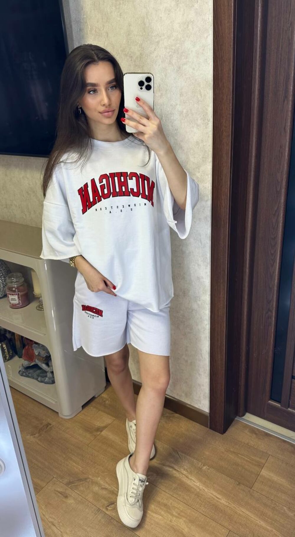 Костюм двійка складається з шортів і футболки, колір білий