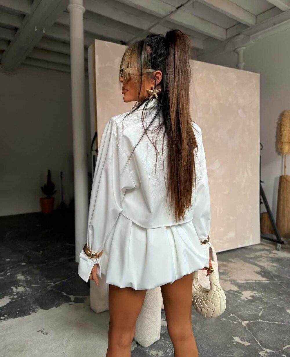 Костюм складається зі спідниці та блузки, колір молочний