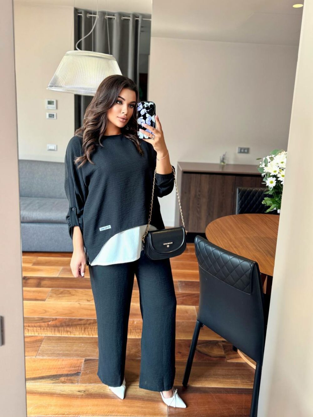 Костюм трійка складається з штанів, туніки та подовженої майки, колір чорний