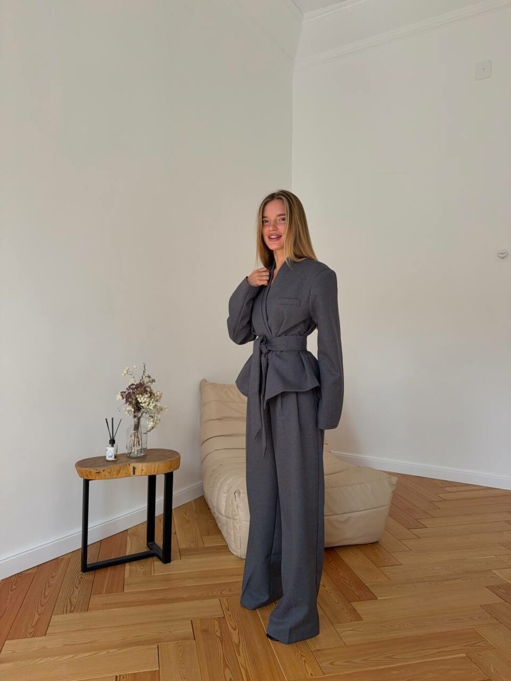 Костюм складається з піджака та штанів, колір графіт.