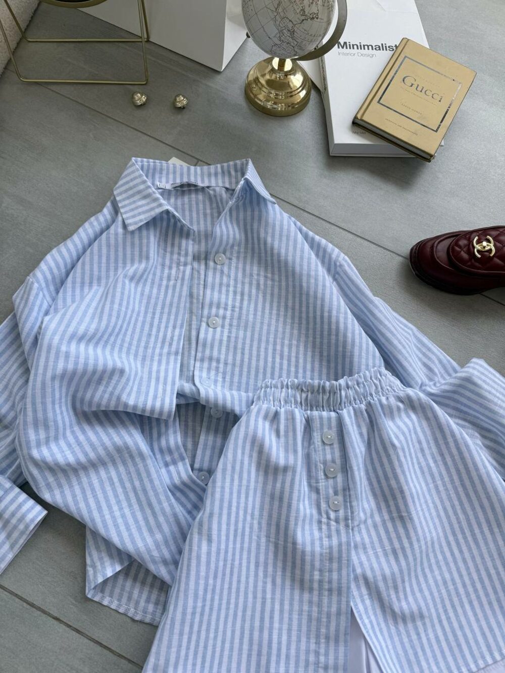 Костюм у смужку складається з сорочки та шорт, колір блакитний