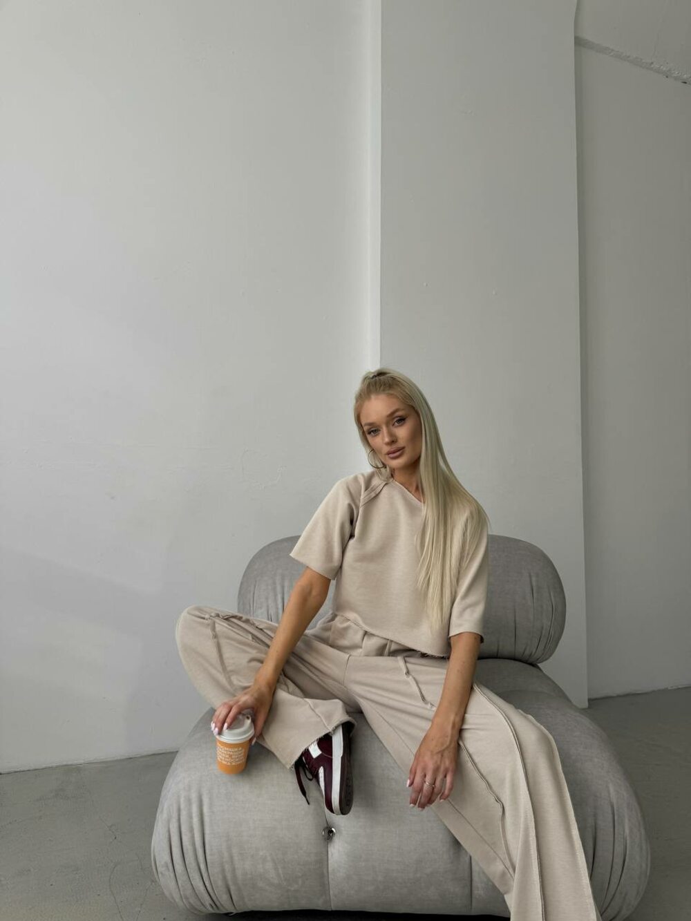 Костюм двійка складається з брюк палаццо та укороченої футболки, колір бежевий