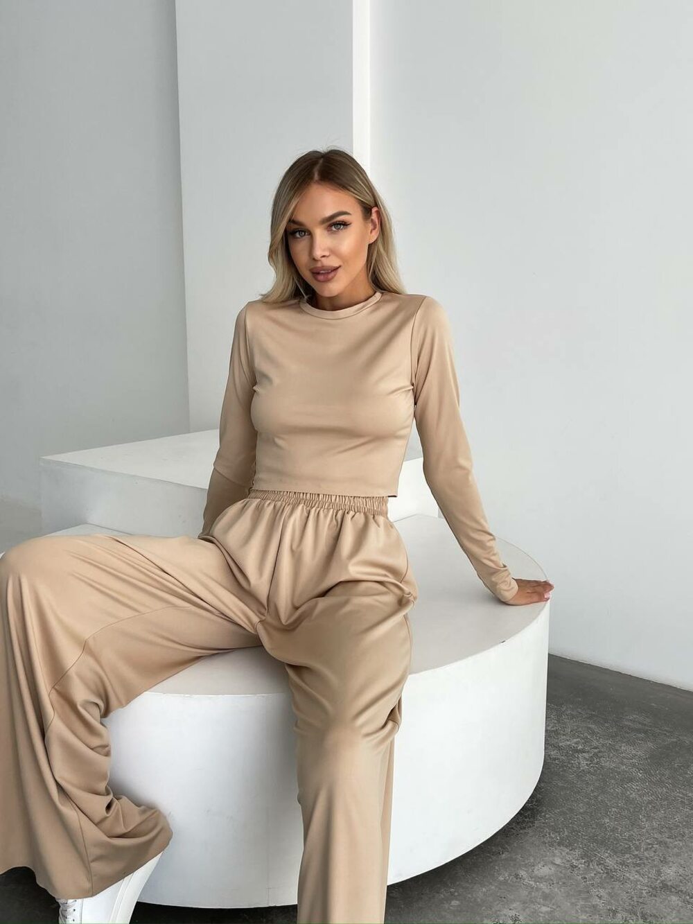 Повсякденний костюм складається з брюк і топу, колір бежевий