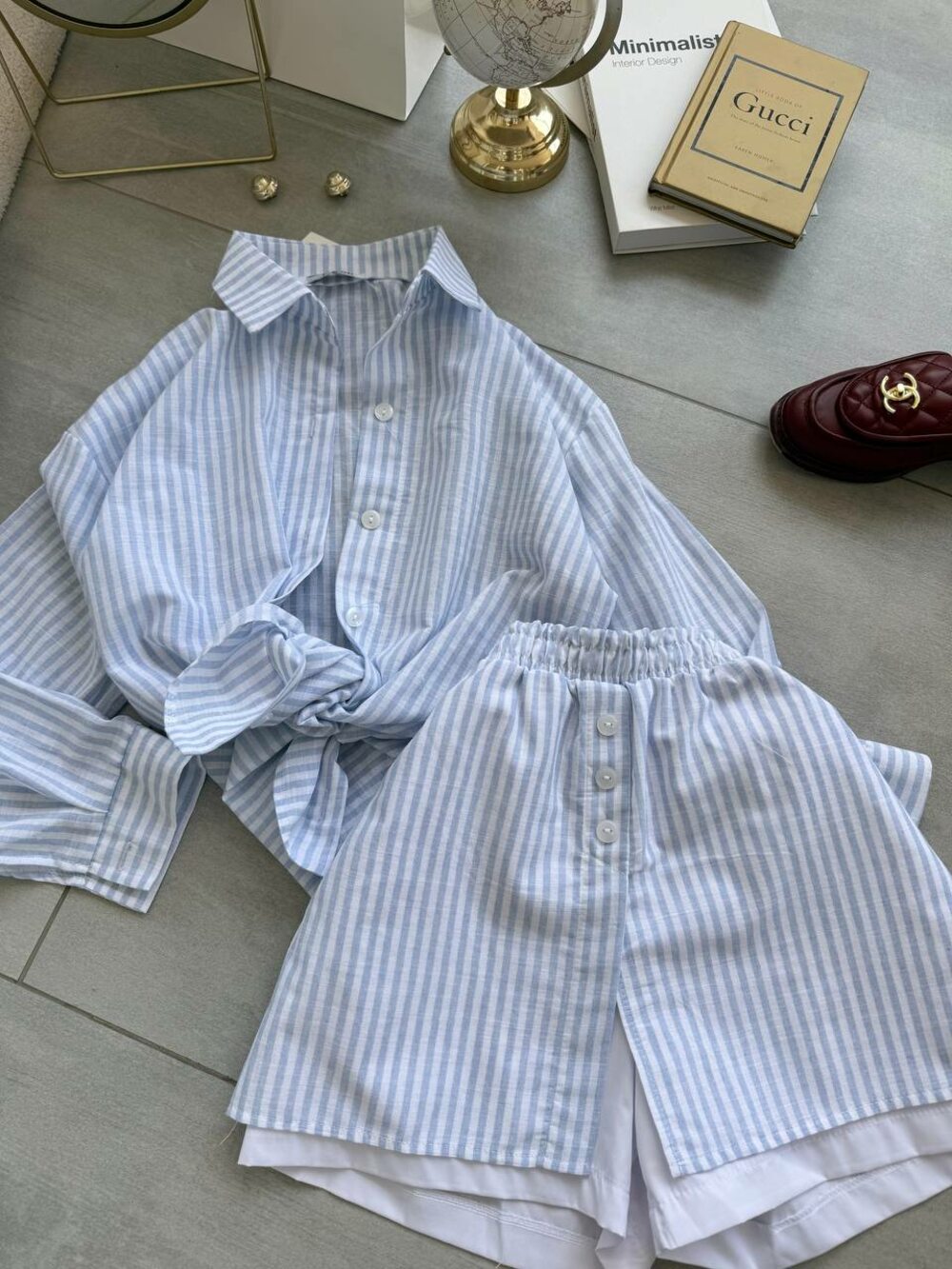 Костюм у смужку складається з сорочки та шорт, колір блакитний