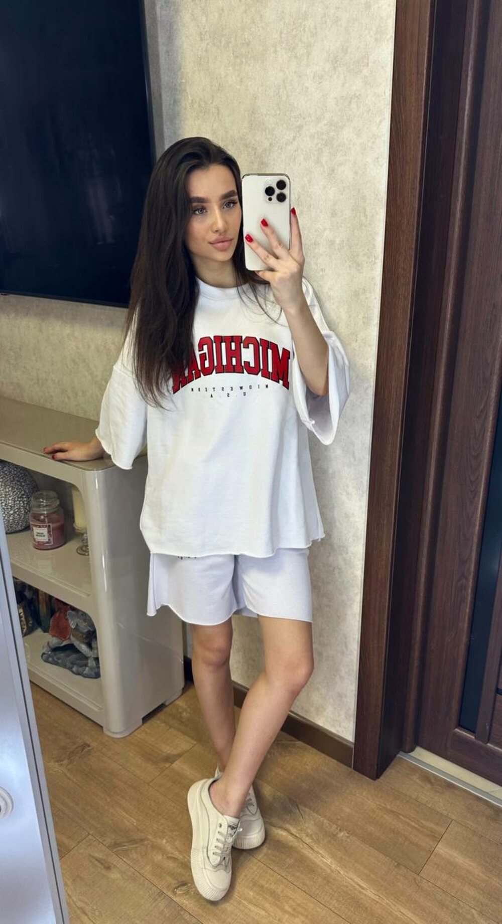 Костюм двійка складається з шортів і футболки, колір білий