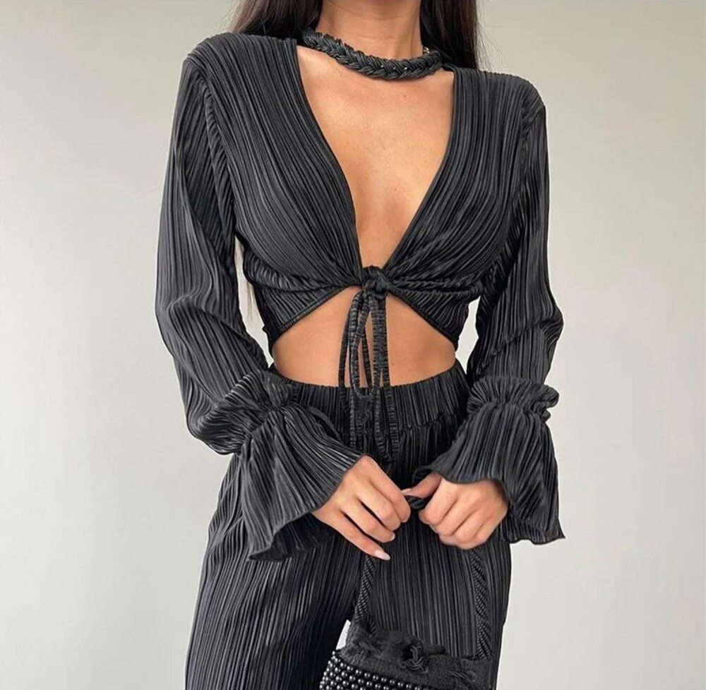 Костюм двійка складається з штанів та топу на запах, колір чорний