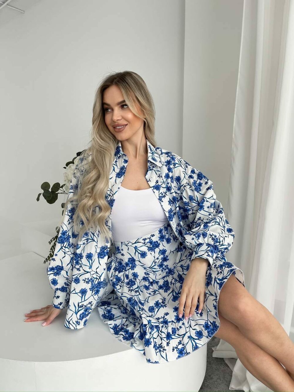 Комплект складається з сорочки з подвійною планкою спереду, що застібається на гудзики. Колір принт синій на білий основі. Спідниця ззаду має еластичний пояс, завдяки чому ідеально сідає по фігурі.