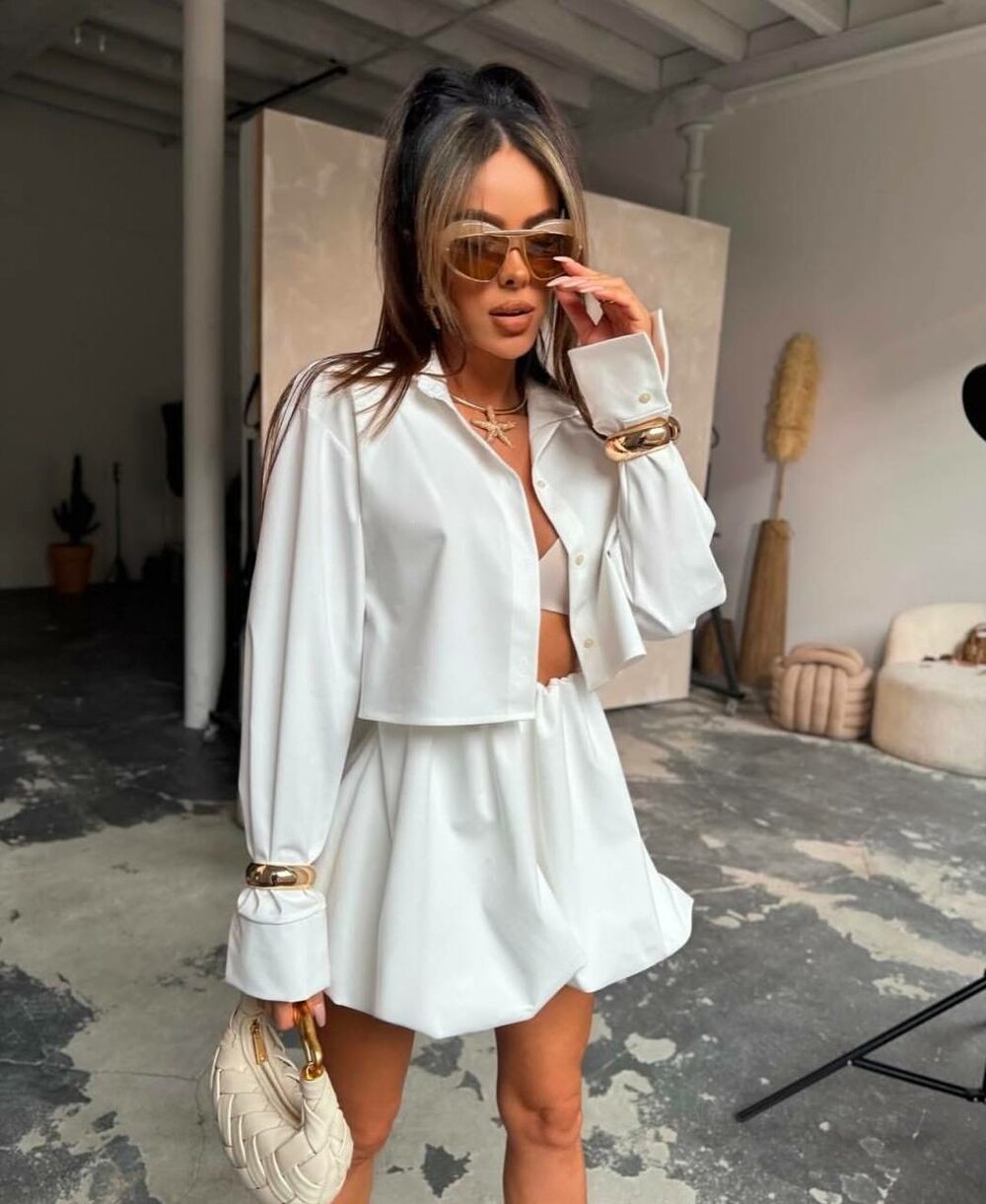 Костюм складається зі спідниці та блузки, колір молочний